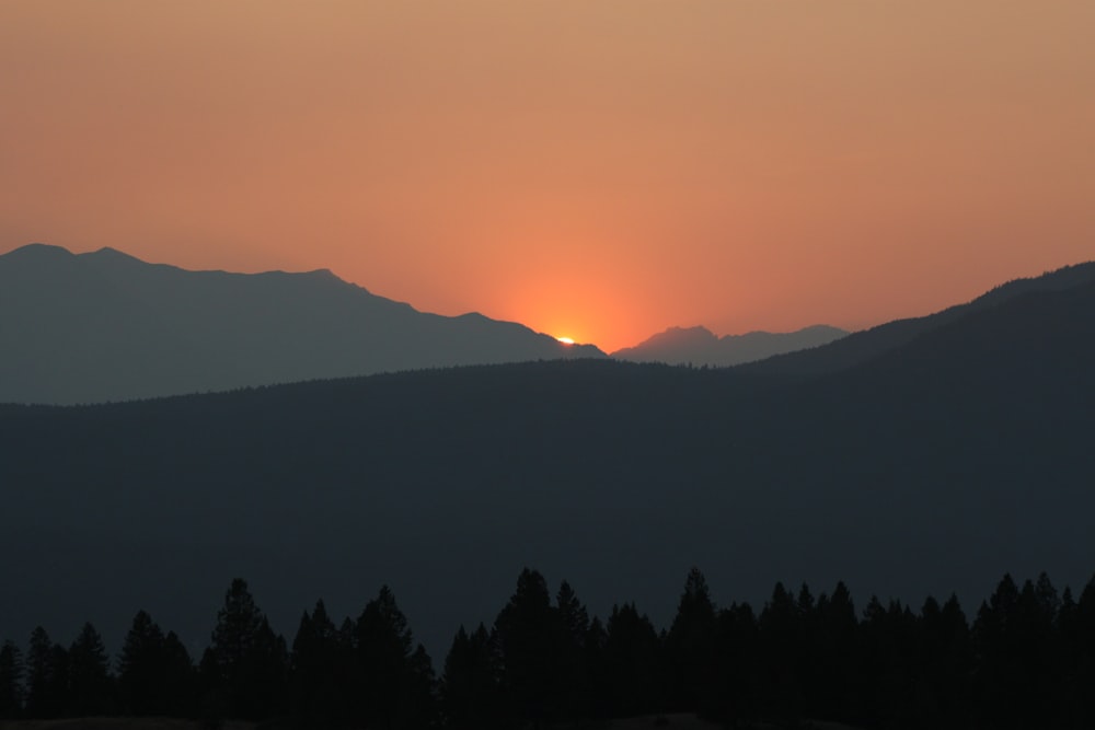 Fotografía de silueta de montaña durante la puesta del sol