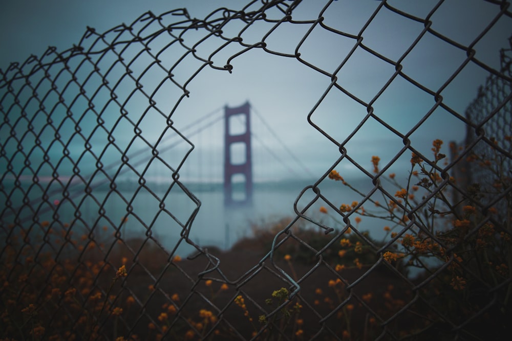 Sehen Sie sich ein Zaunloch der San Francisco Bridge an