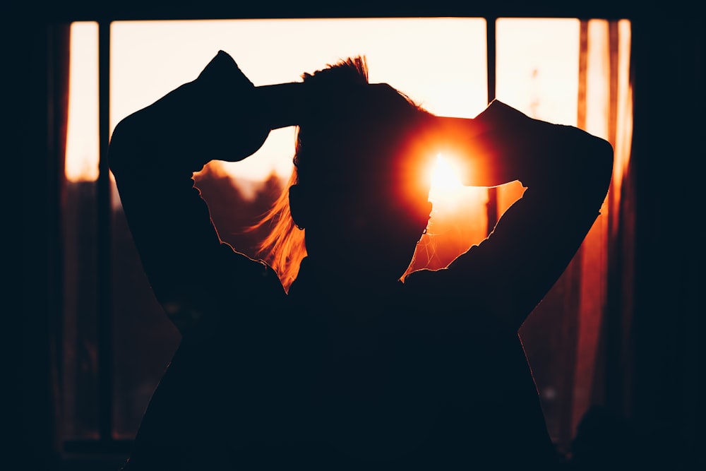 silhouette de femme tenant les cheveux