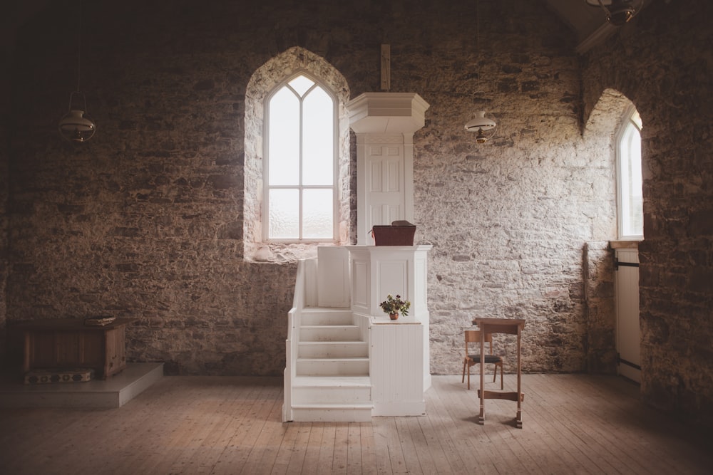 Autel en bois blanc à l’intérieur de l’église