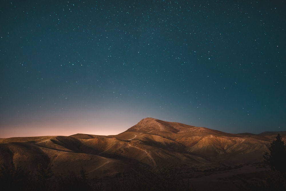 Montanhas marrons sob o céu azul