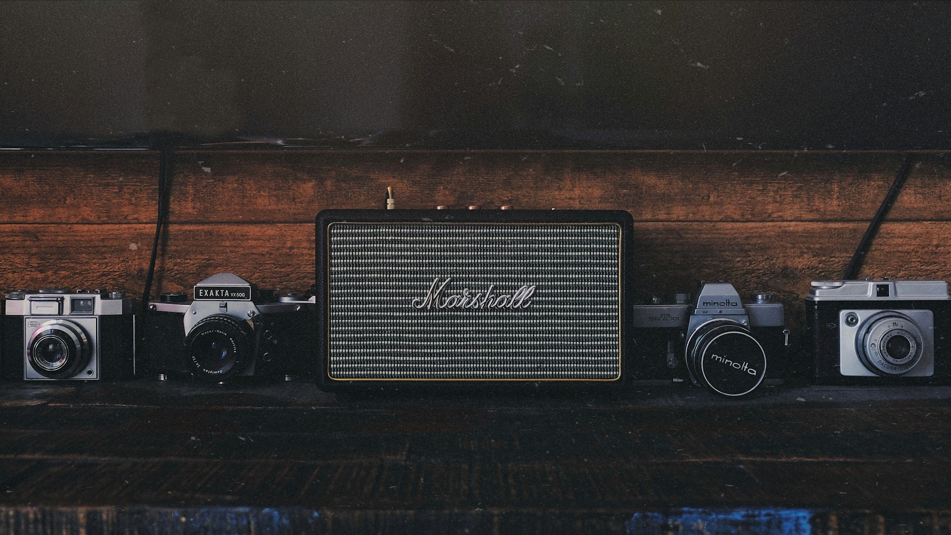 gray and black Marshall guitar amplifier