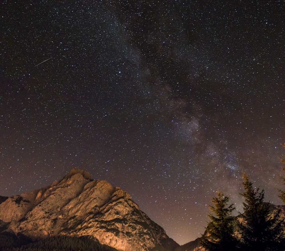 Fotografía de paisaje de la cordillera por la noche