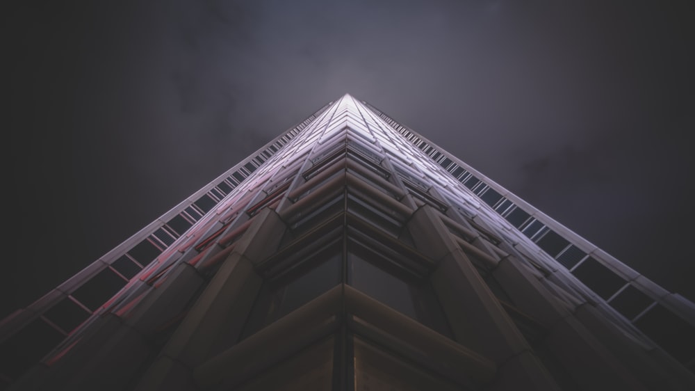 白い高層ビルのローアングル写真