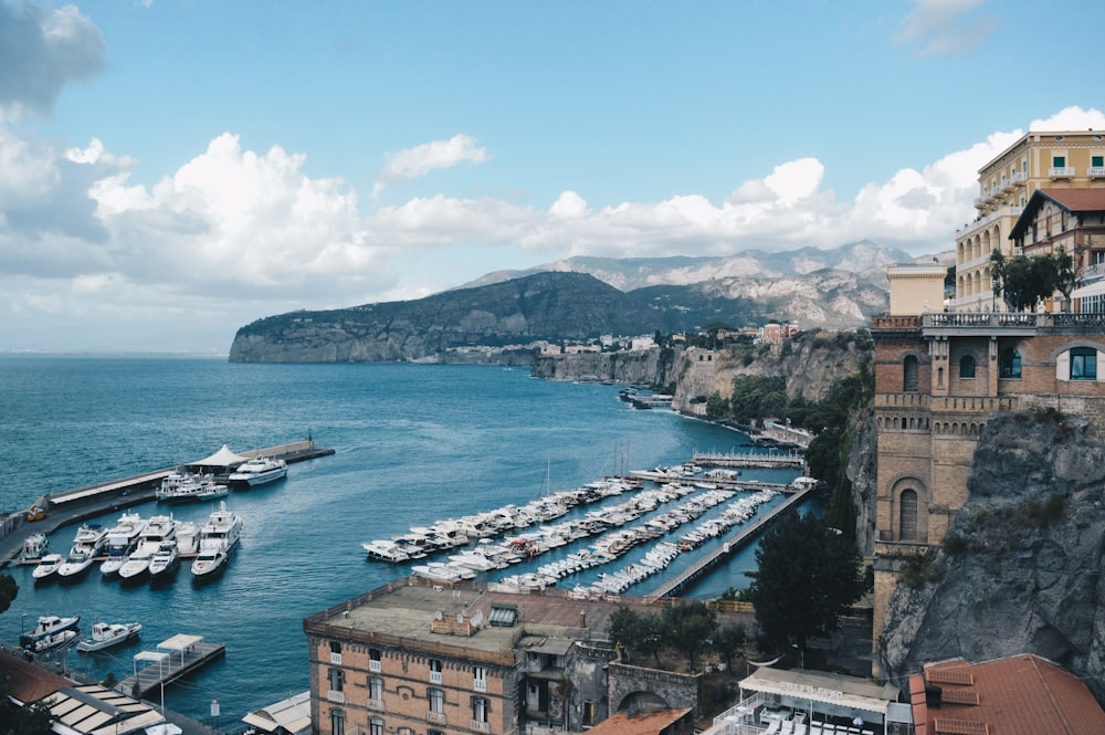 foto vista dall'alto di barche sullo specchio d'acqua