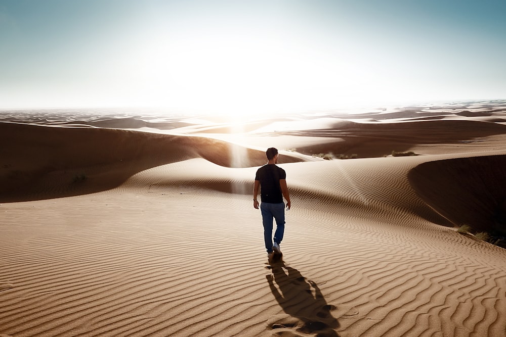 hombre caminando por la zona desértica