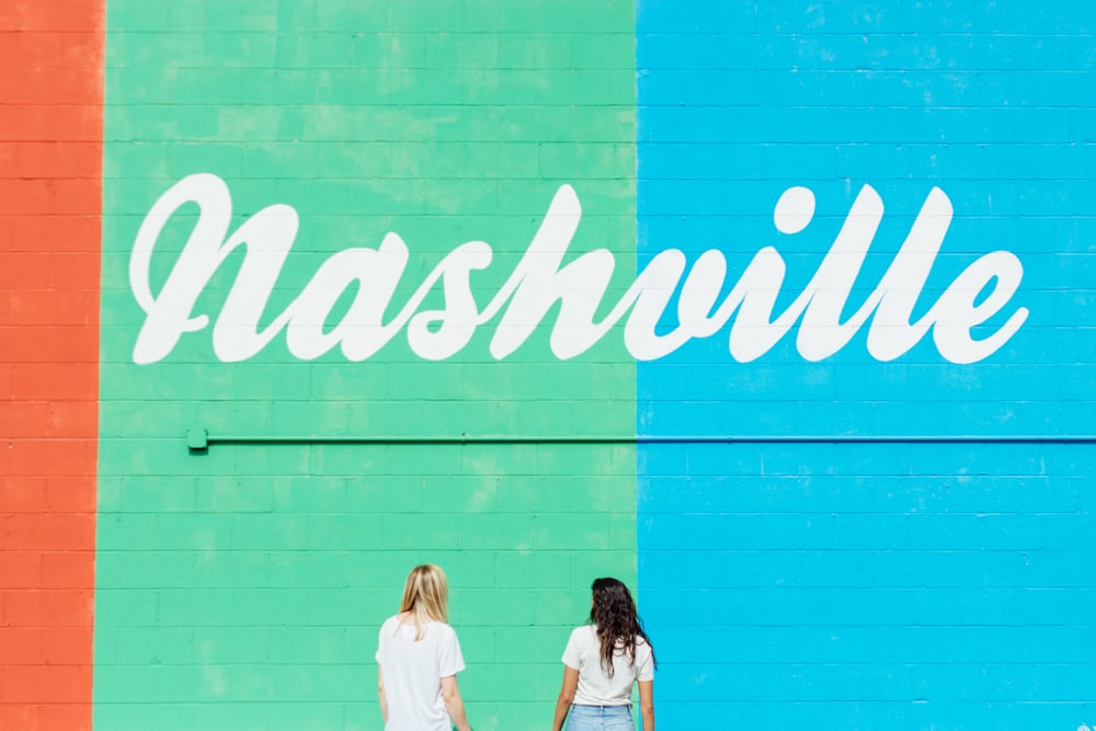 Zwei Frauen mit Blick auf die Wand mit Nashville-Text