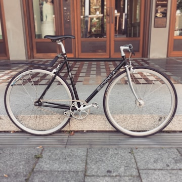 Photo of a sleek hybrid bike parked beside an urban cafe with clean lines and modern accessories.