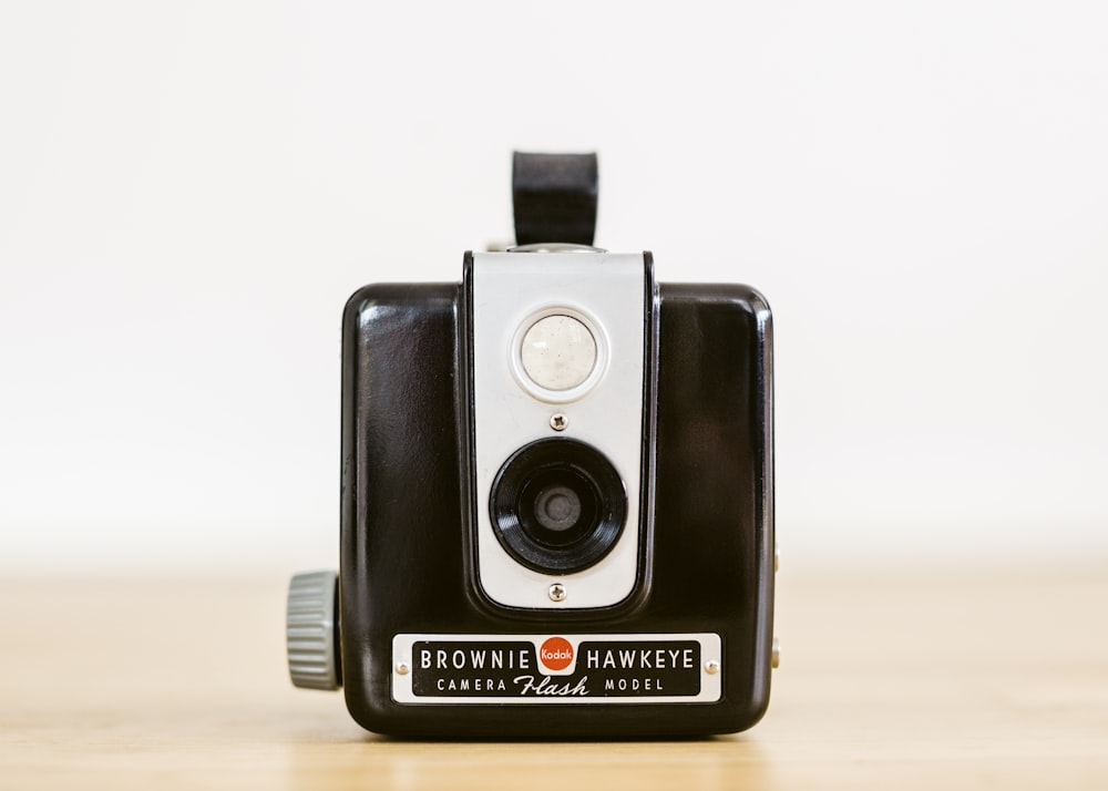 schwarze Brownie Hawkeye Kamera auf brauner Oberfläche