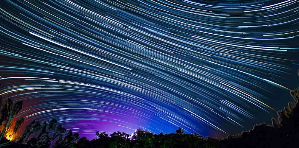 Une traînée d’étoiles est montrée dans le ciel nocturne