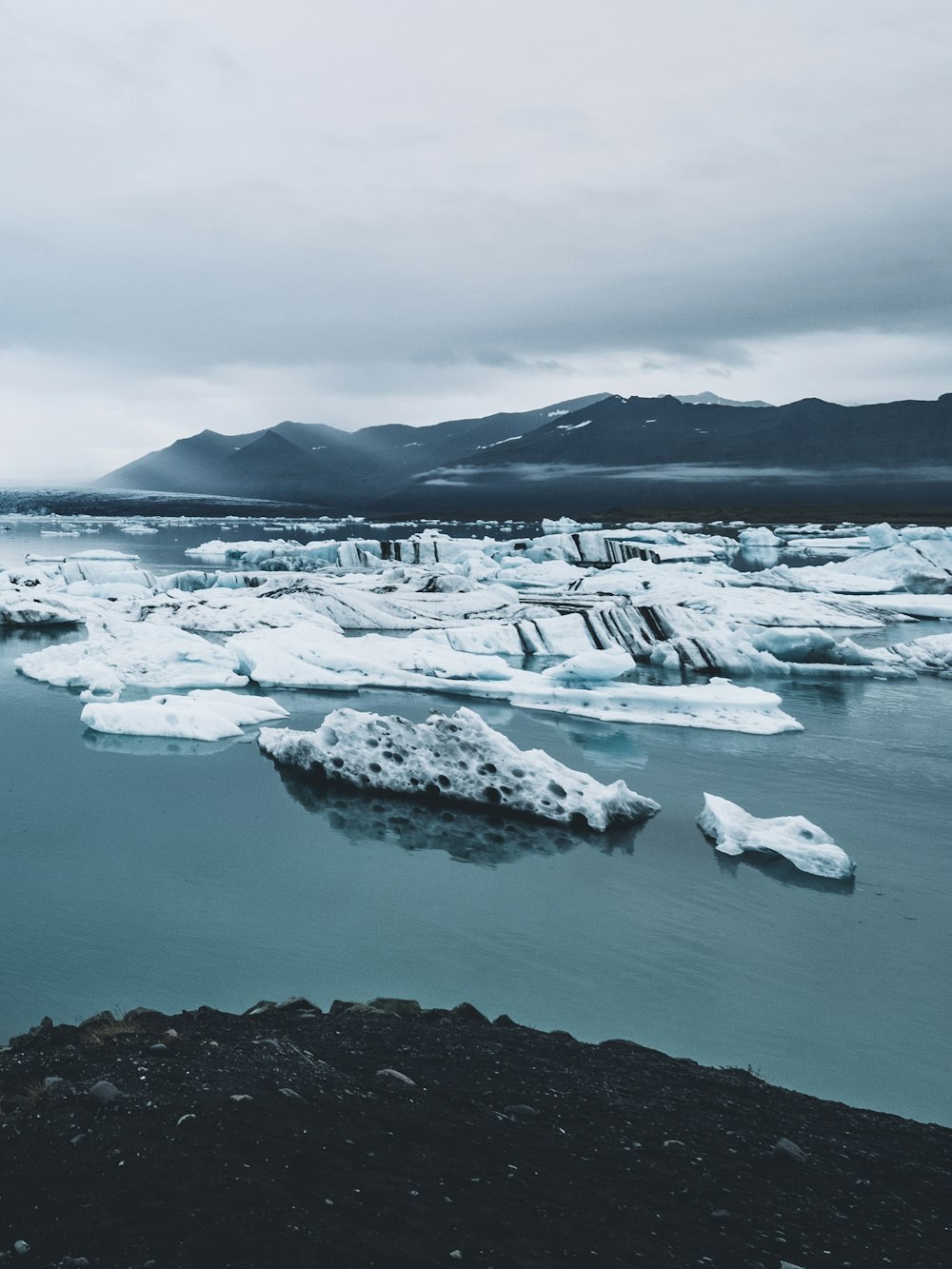 Icebergs sur plan d’eau