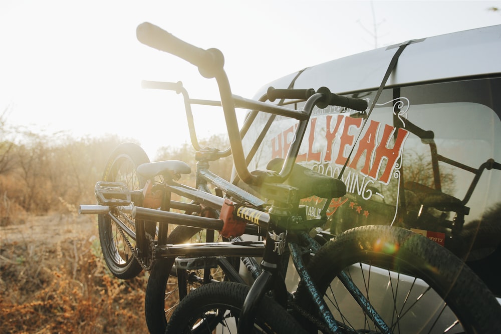 fotografía de bicicletas BMX atadas a un SUV