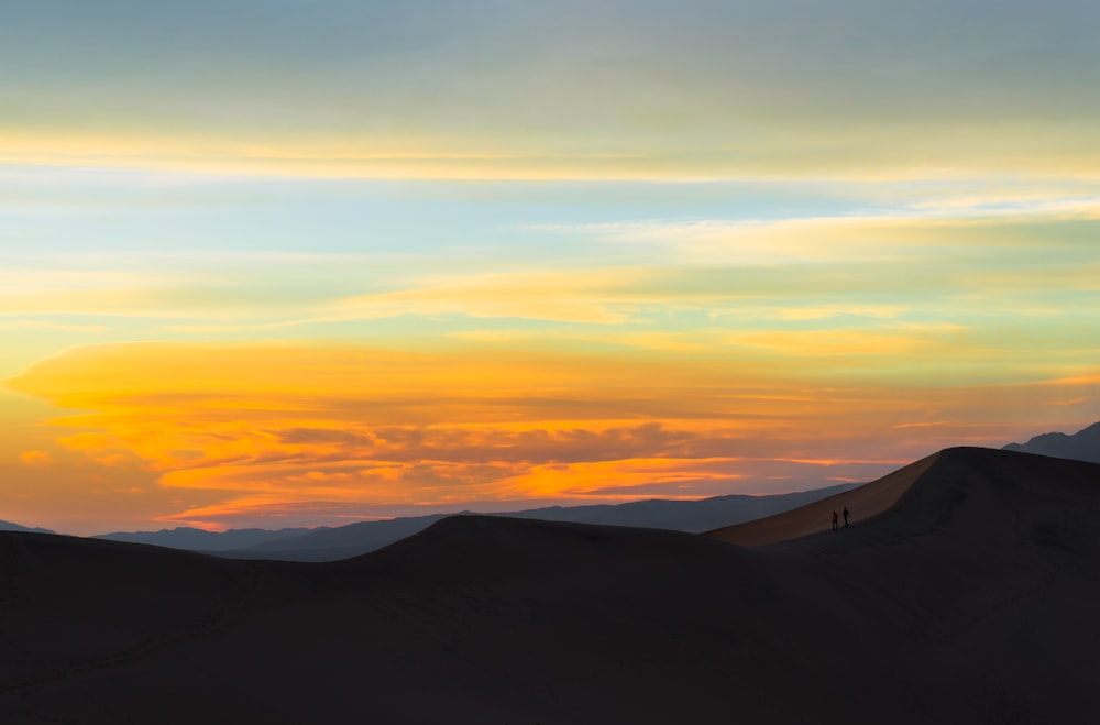 Silueta de la montaña durante la puesta del sol