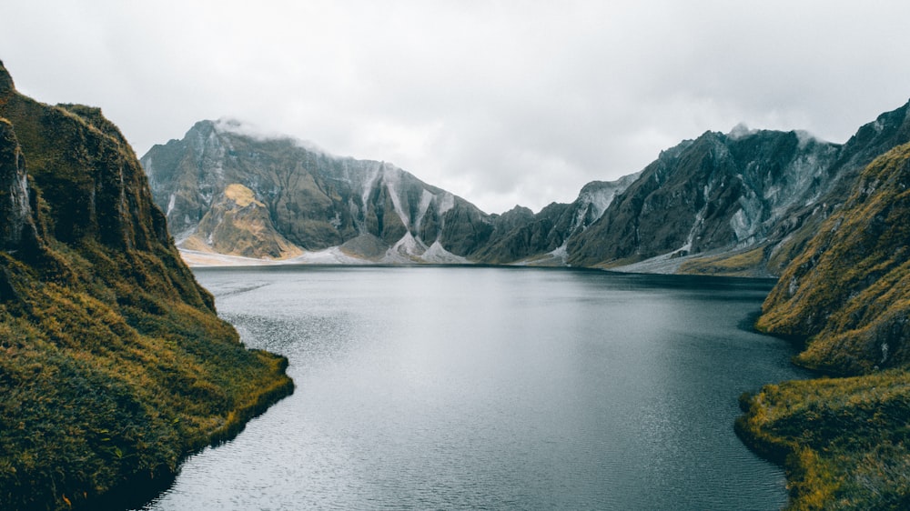 specchio d'acqua circondato da montagne