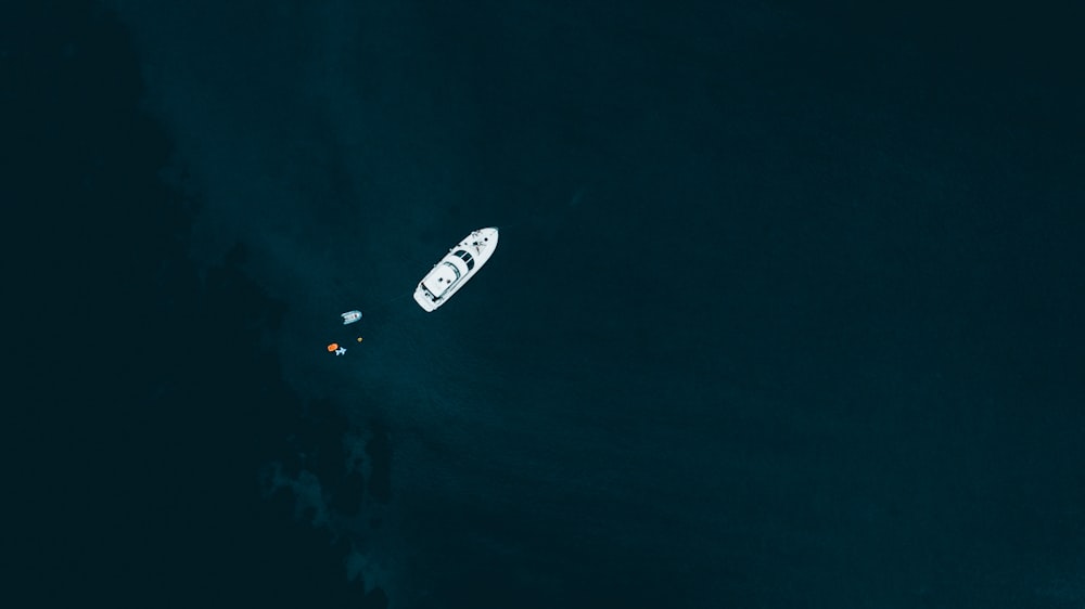 Barco blanco en el cuerpo de agua