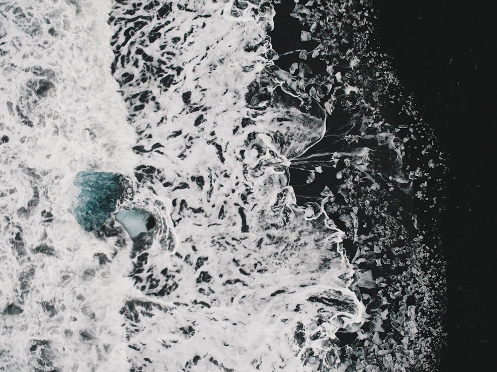 Fotografía aérea de las olas del mar durante el día