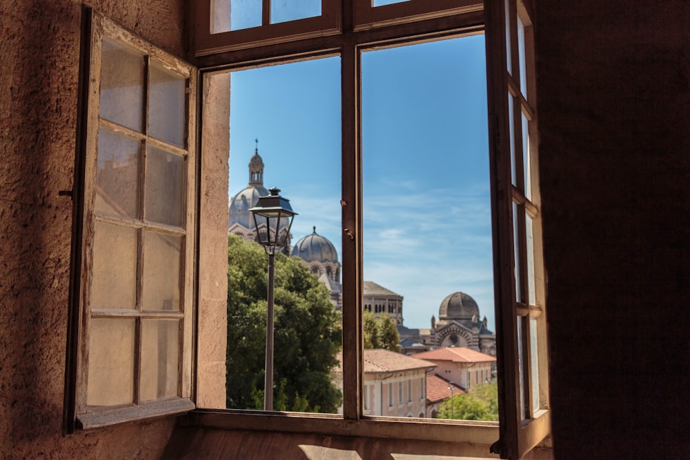 ventana abierta durante el día