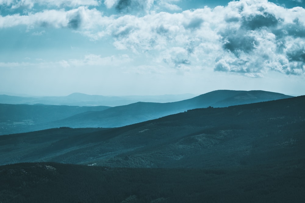 montañas y nubes