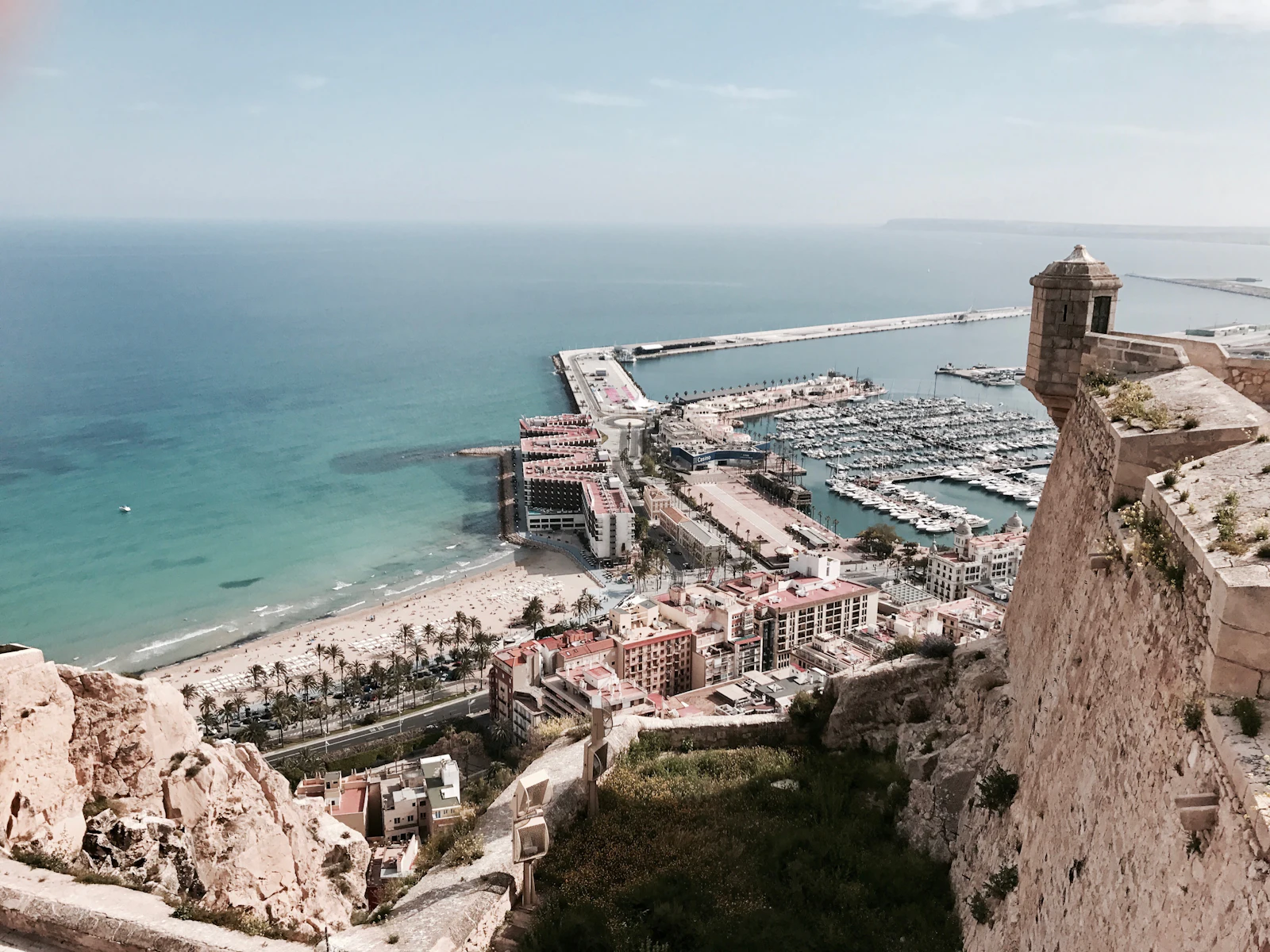 Widok na port w Alicante z zamku Santa Bárbara