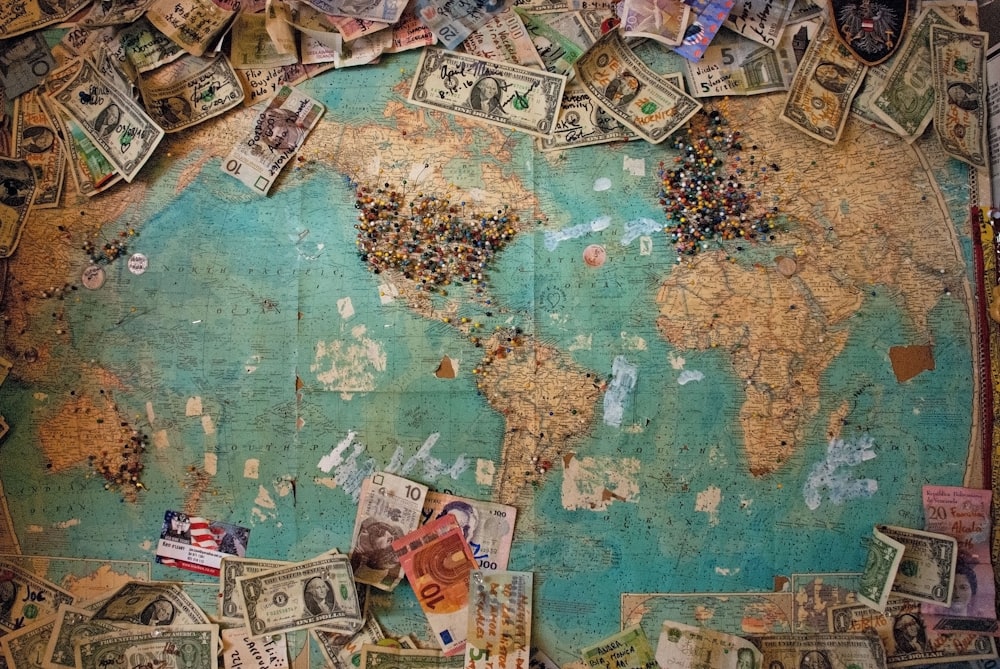 Mapa mundi y dólares. Licenciatura en idiomas.
