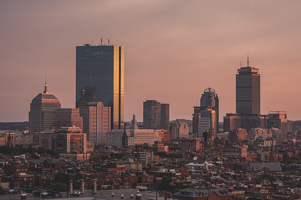 Vista aérea da cidade sob céu nublado durante o dia