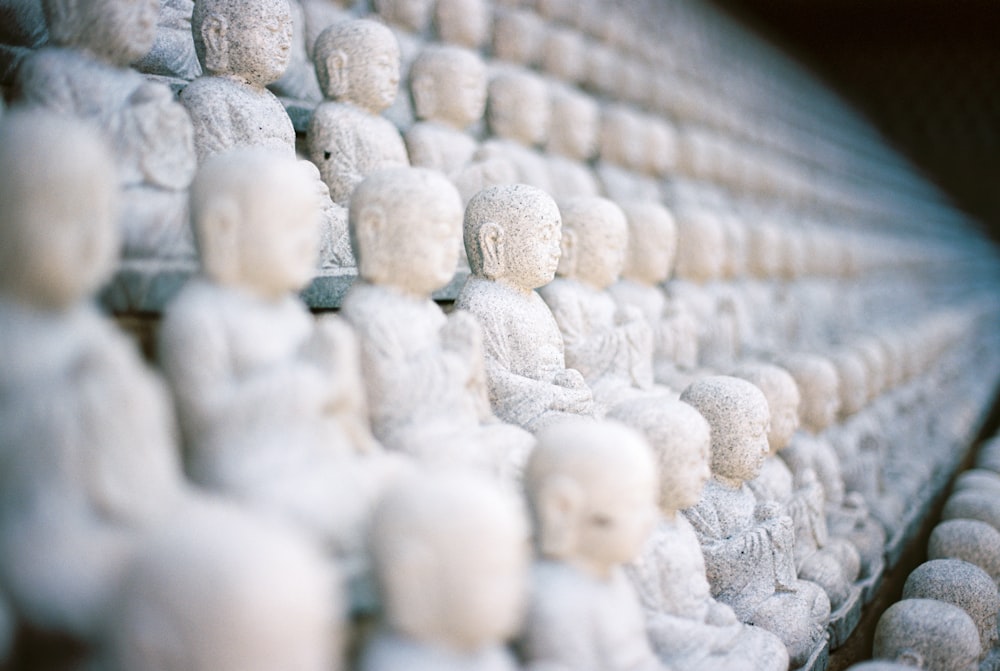 mucchio di statua di buddha in preghiera