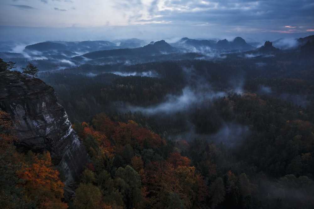 Montanhas cinzentas sob o céu cinzento