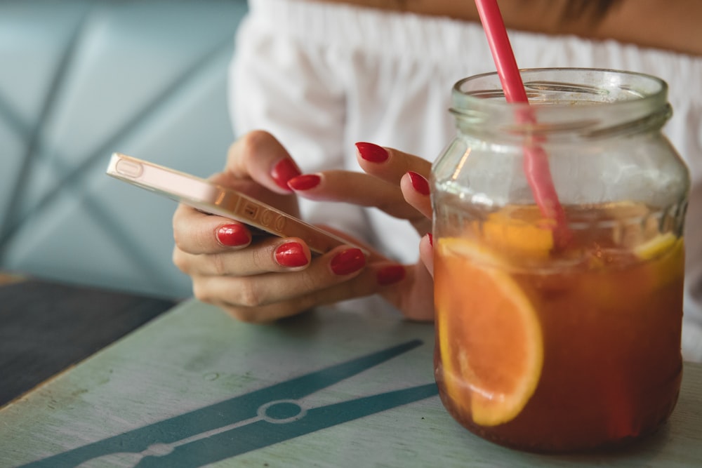 frasco de vidrio transparente lleno de jugo de frutas