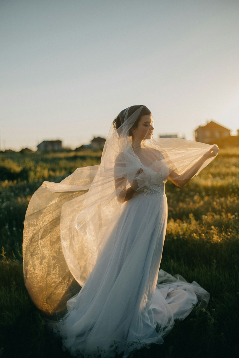 Mujer con vestido de novia en campo de hierba verde