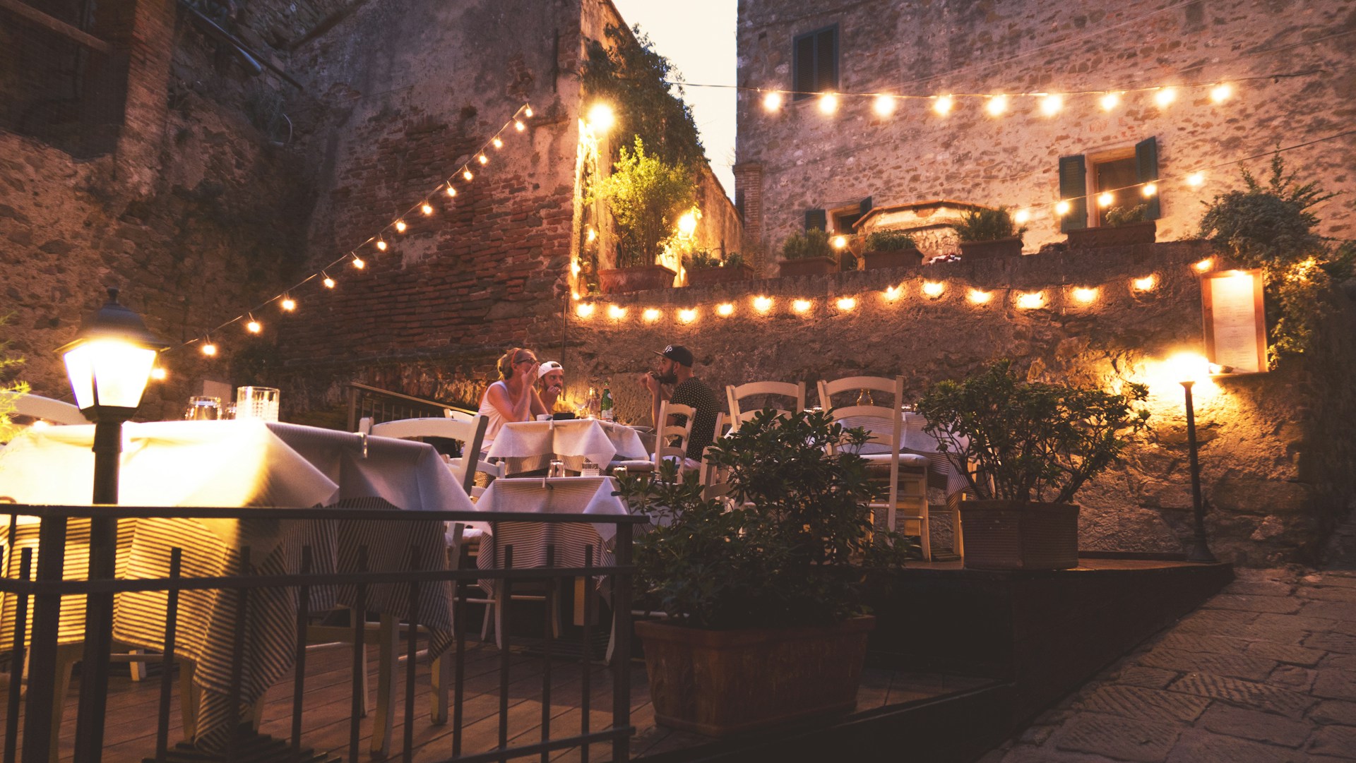 gray computer monitor