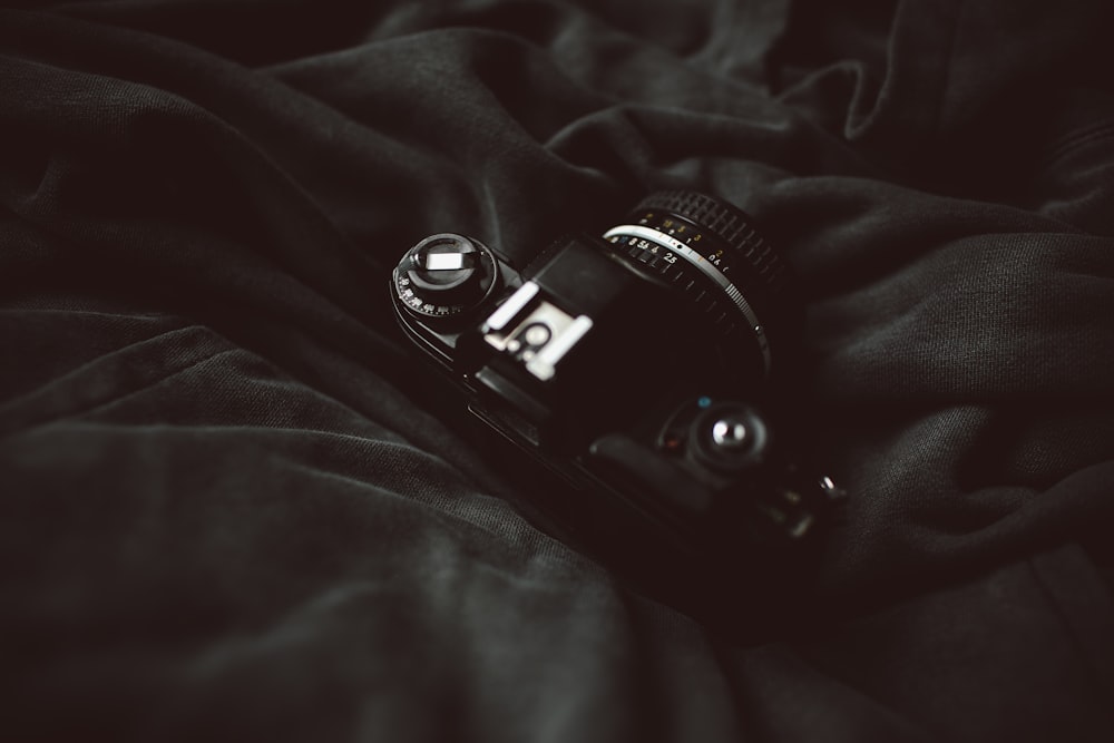 검은 담요 위에 DSLR 카메라