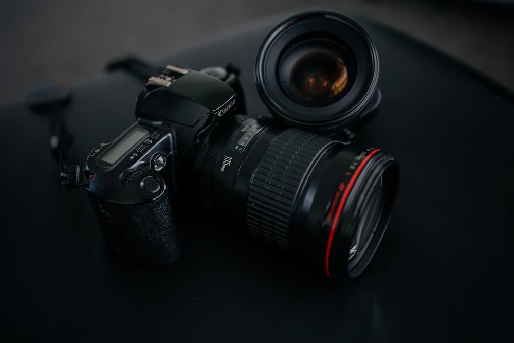 Cámara Canon DSLR junto a un lente