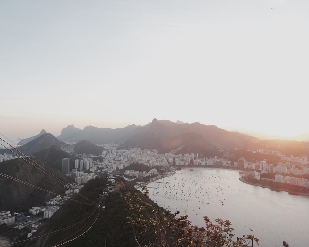 Fotografía aérea de la ciudad y el cuerpo de agua