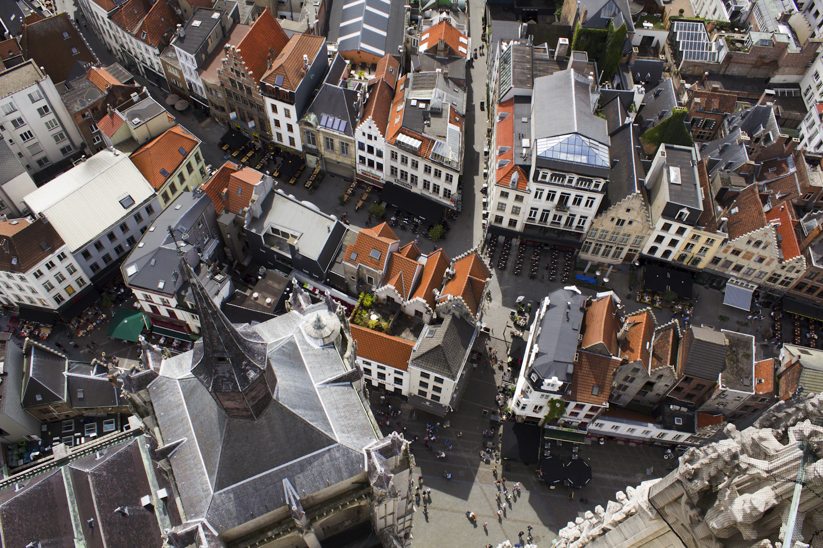 Luftaufnahme einer historischen Altstadt mit roten Dächern