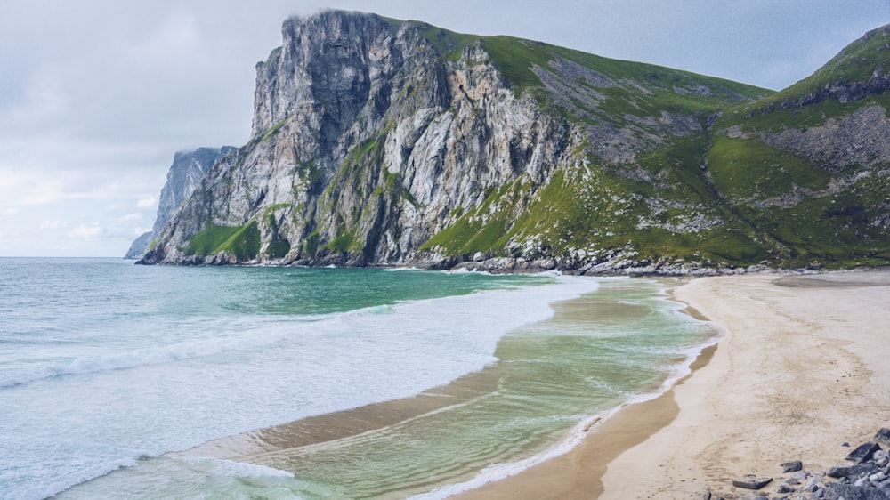 Spiaggia vicino alla catena montuosa