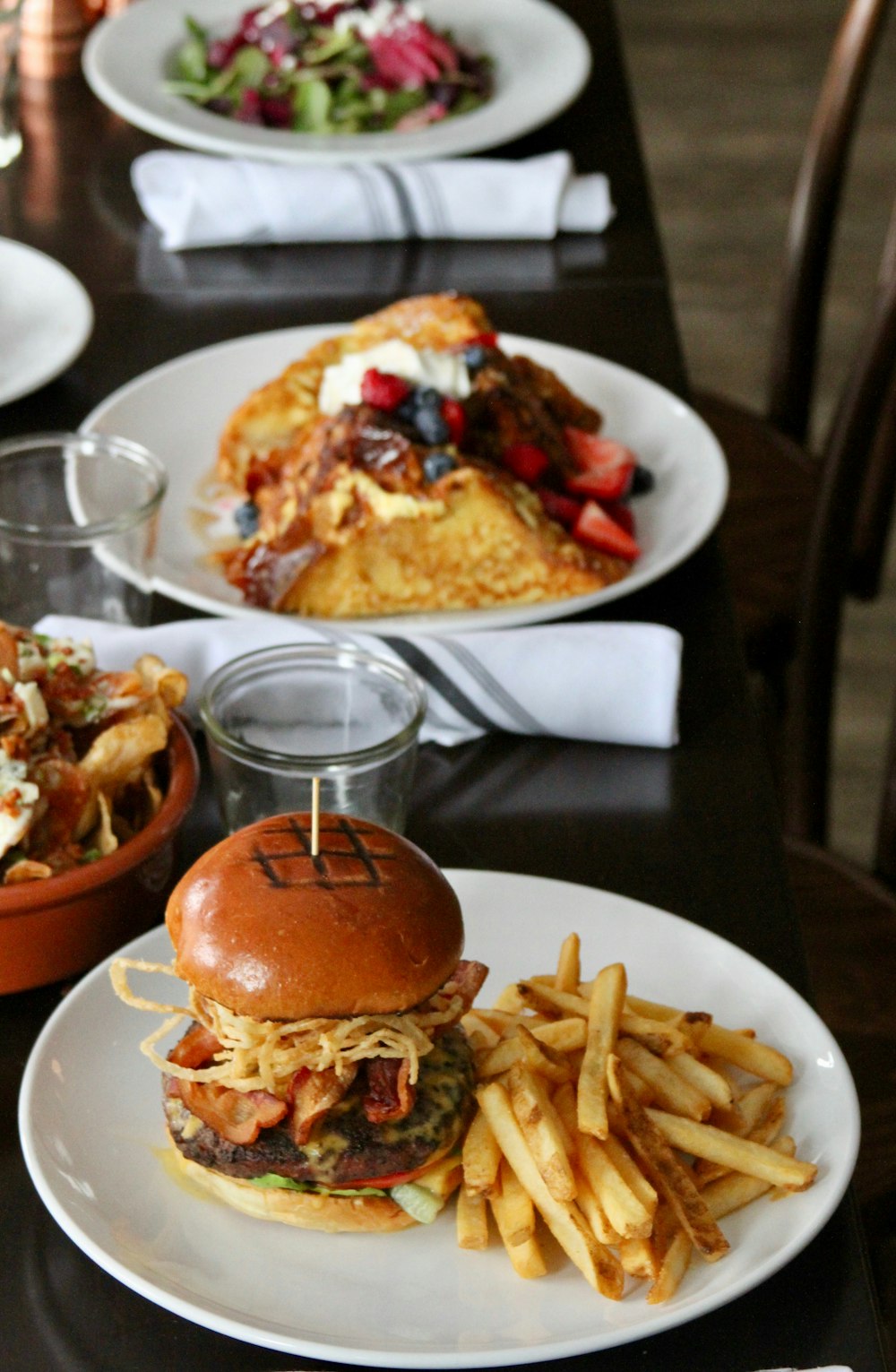 Frites frites et burger à l’assiette