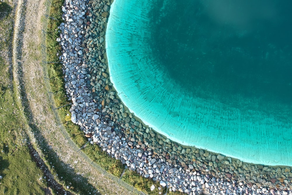 昼間の石に囲まれた水域の航空写真