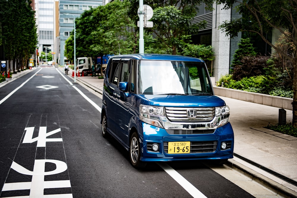 minivan Honda azul durante o dia