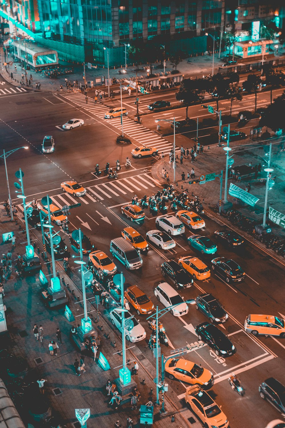 carros variados na rua