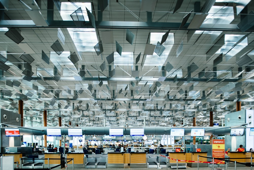 interno bianco e grigio della camera dell'aeroporto