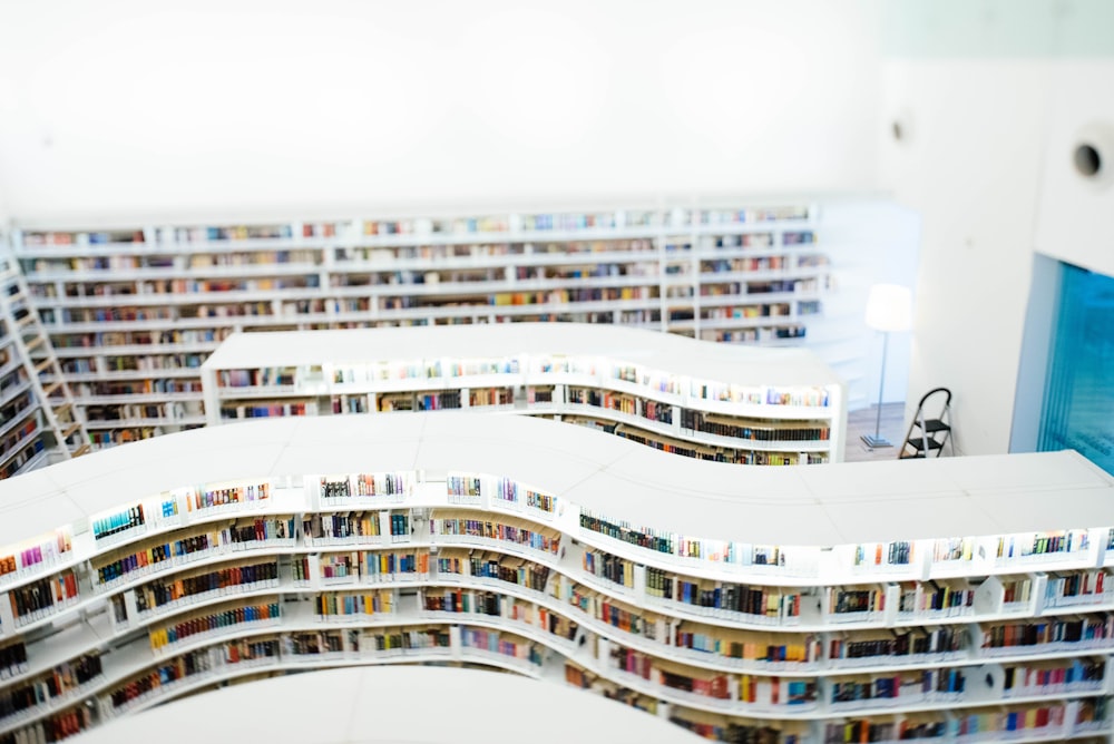 Una habitación llena de muchos libros blancos