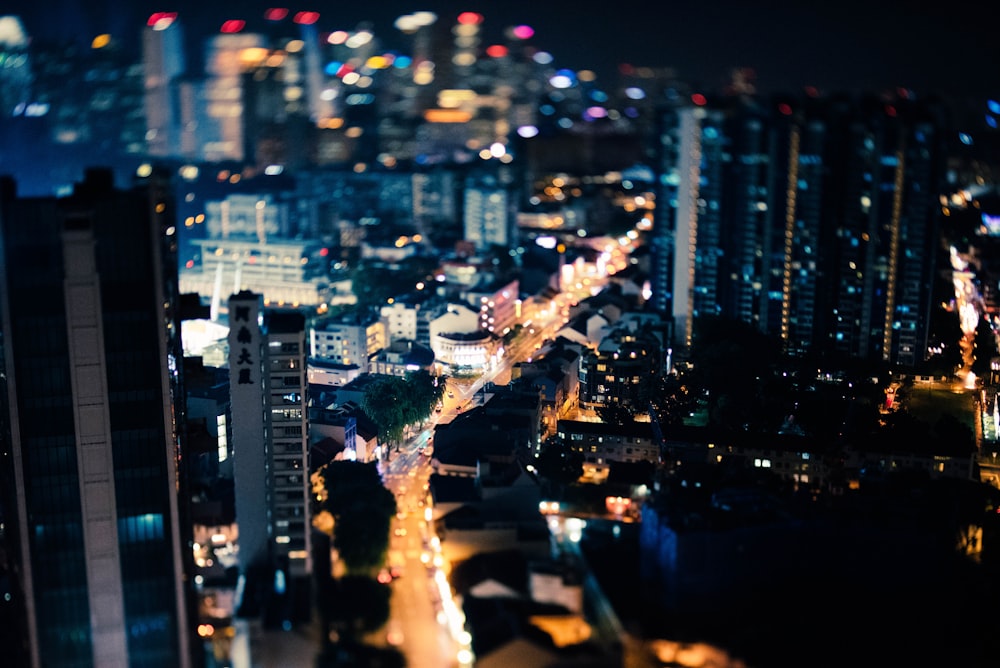 Fotografía aérea de edificios de la ciudad durante la noche