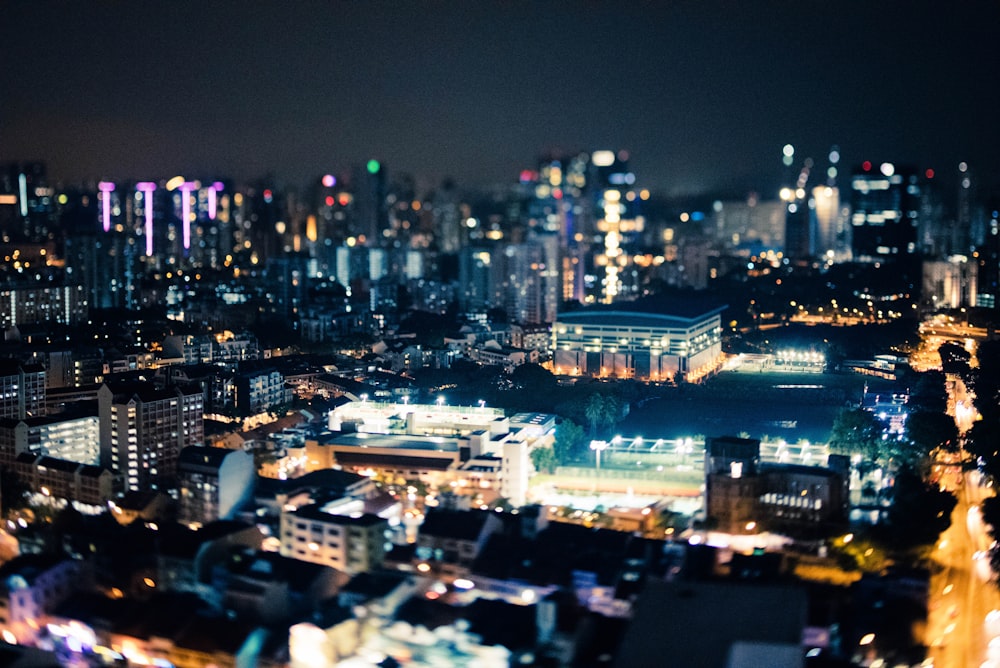 Vista aérea de la ciudad durante la noche