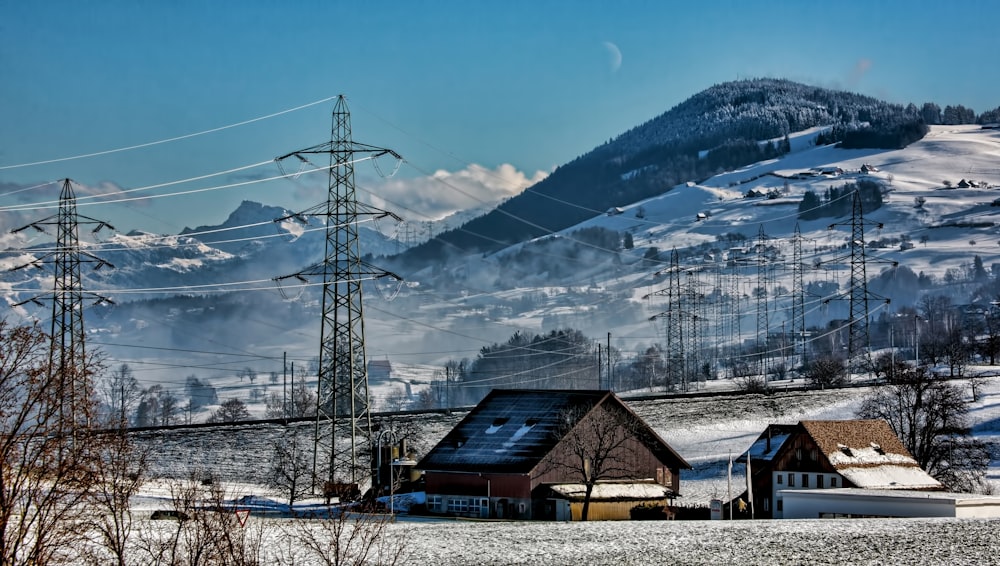 Braunes Haus auf Schneefeld