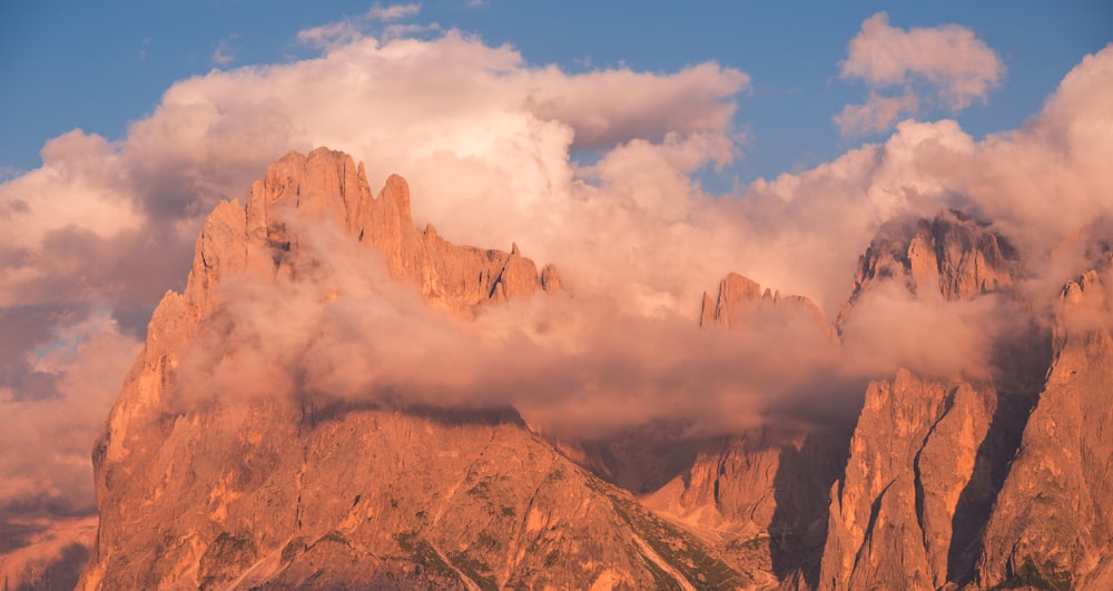 montaña marrón bajo el cielo blanco nublado