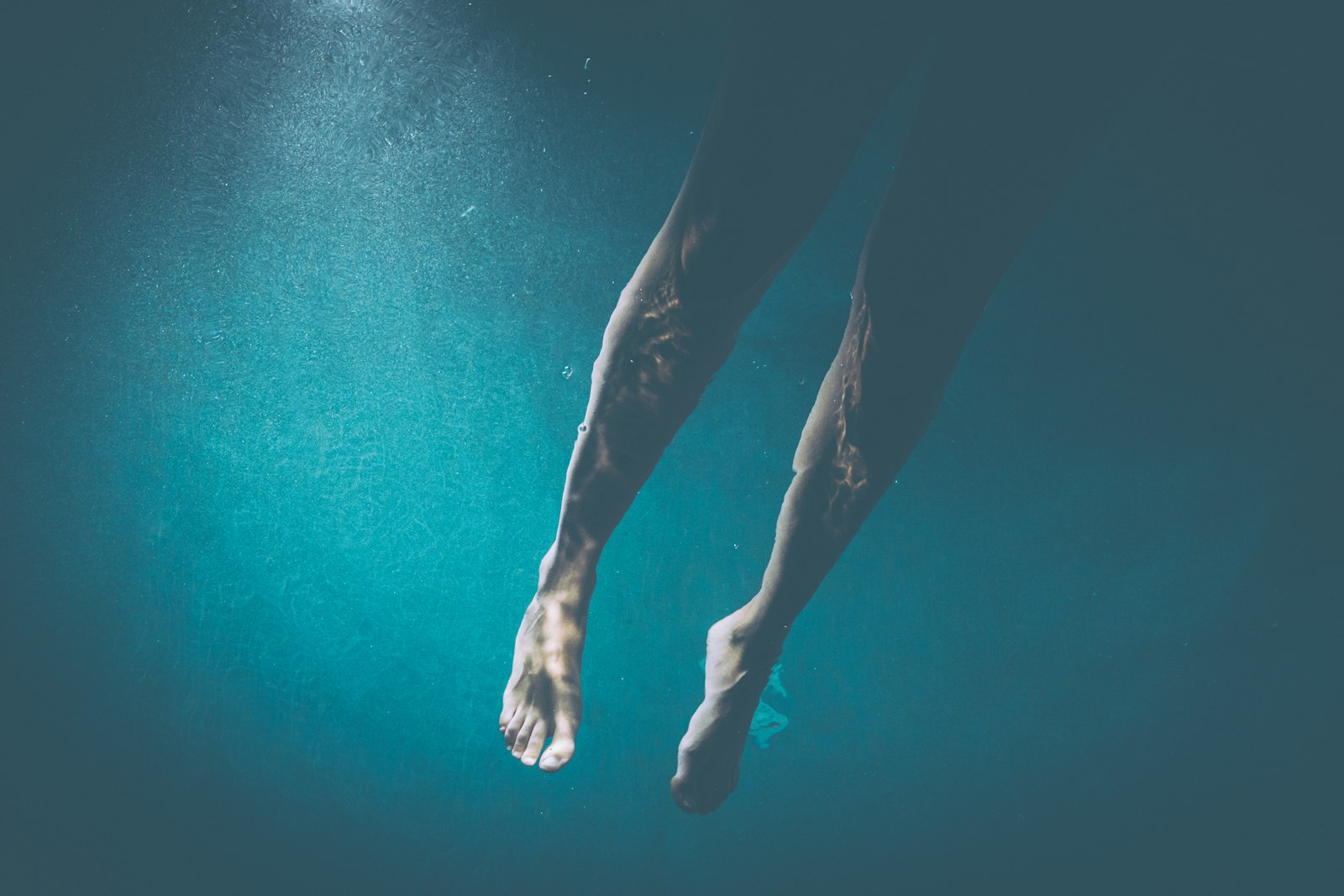 Samsung NX2000 + Samsung NX 20-50mm F3.5-5.6 ED sample photo. Person swimming underwater photography