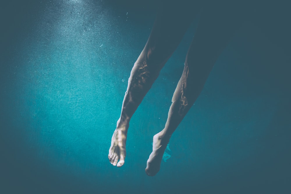 persona nadando bajo el agua