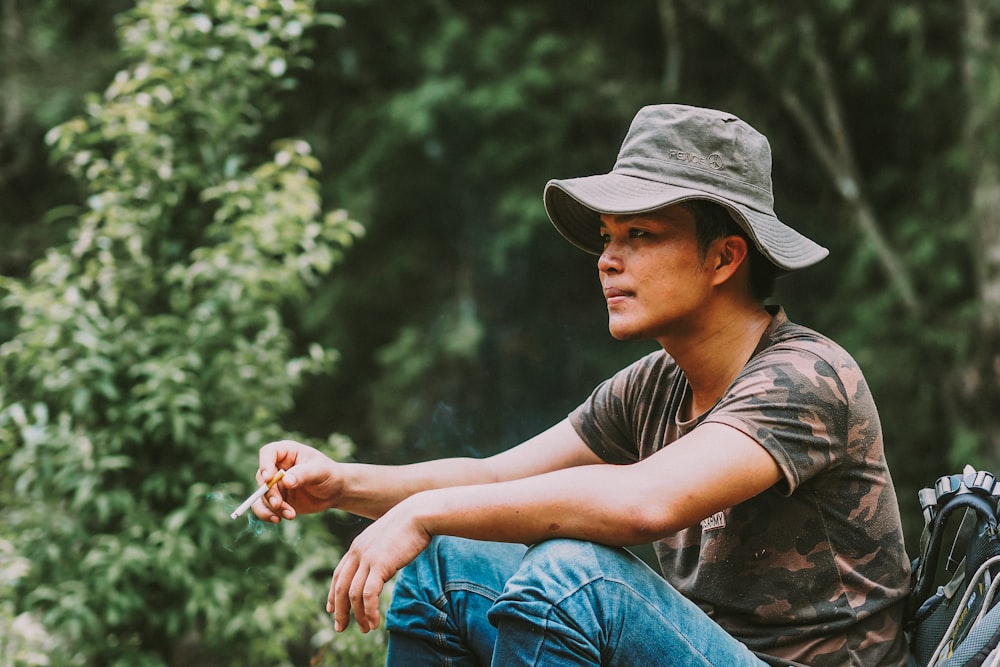 homme portant un haut de camouflage woodland