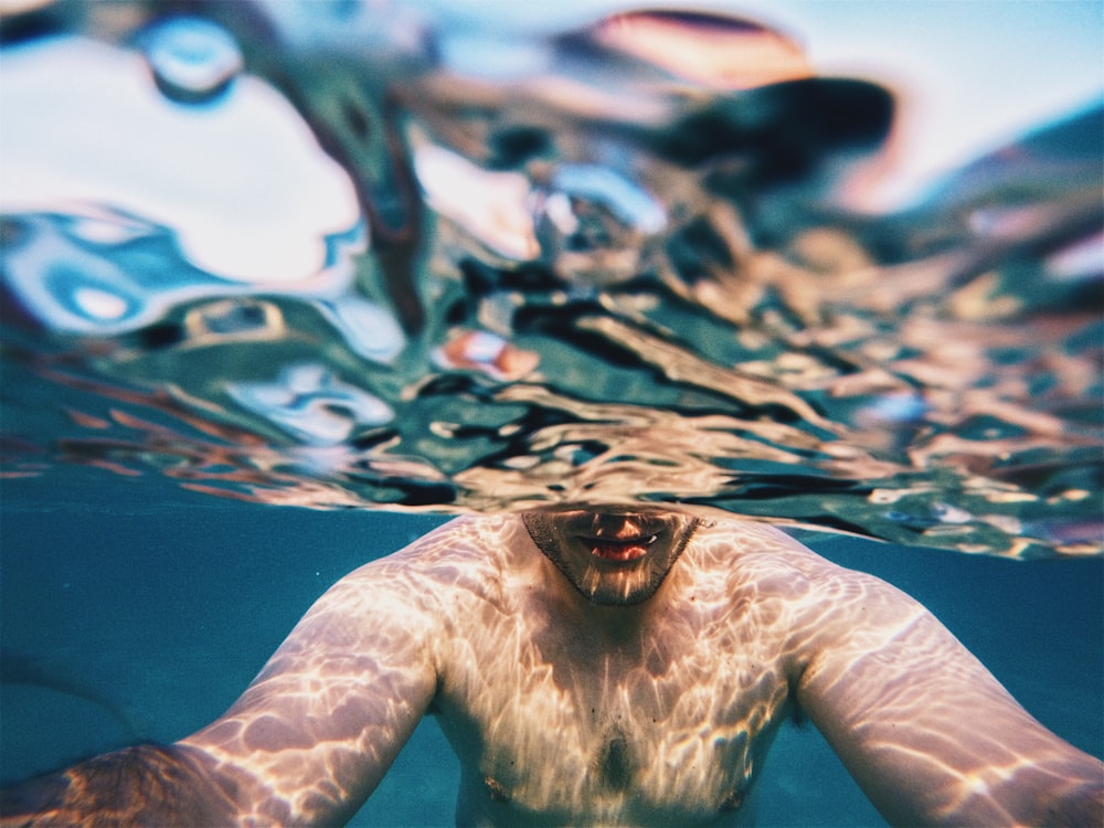 homme plongeant dans l’eau