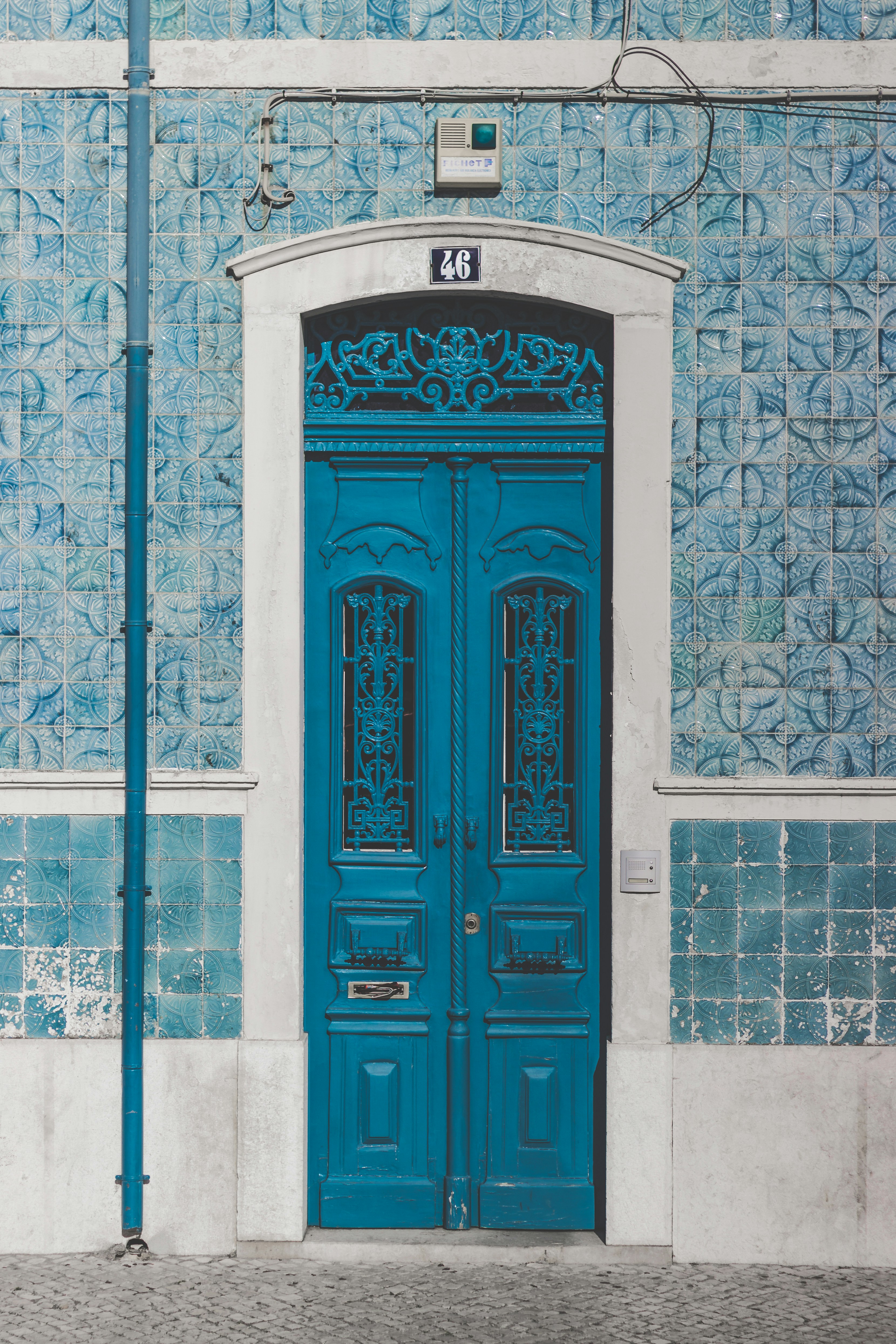 As I’m Portuguese, I do have a crush on tiles. Portuguese tiles, to be specific. They are magestic, well painted and simply stunning. This shot was taken in Caldas da Rainha, Leiria. Blues everywhere (…) Who doesn’t love’em?